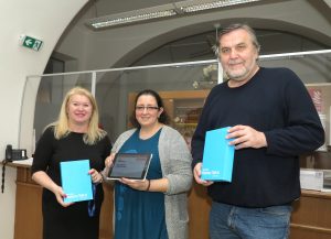 Praha 5 zavádí tlumočnickou službu, usnadňuje jednání s lidmi se sluchovým postižením/handicapem. 1 P%C5%99ed%C3%A1n%C3%AD tablet%C5%AF v%C3%BDb%C4%9Br 1