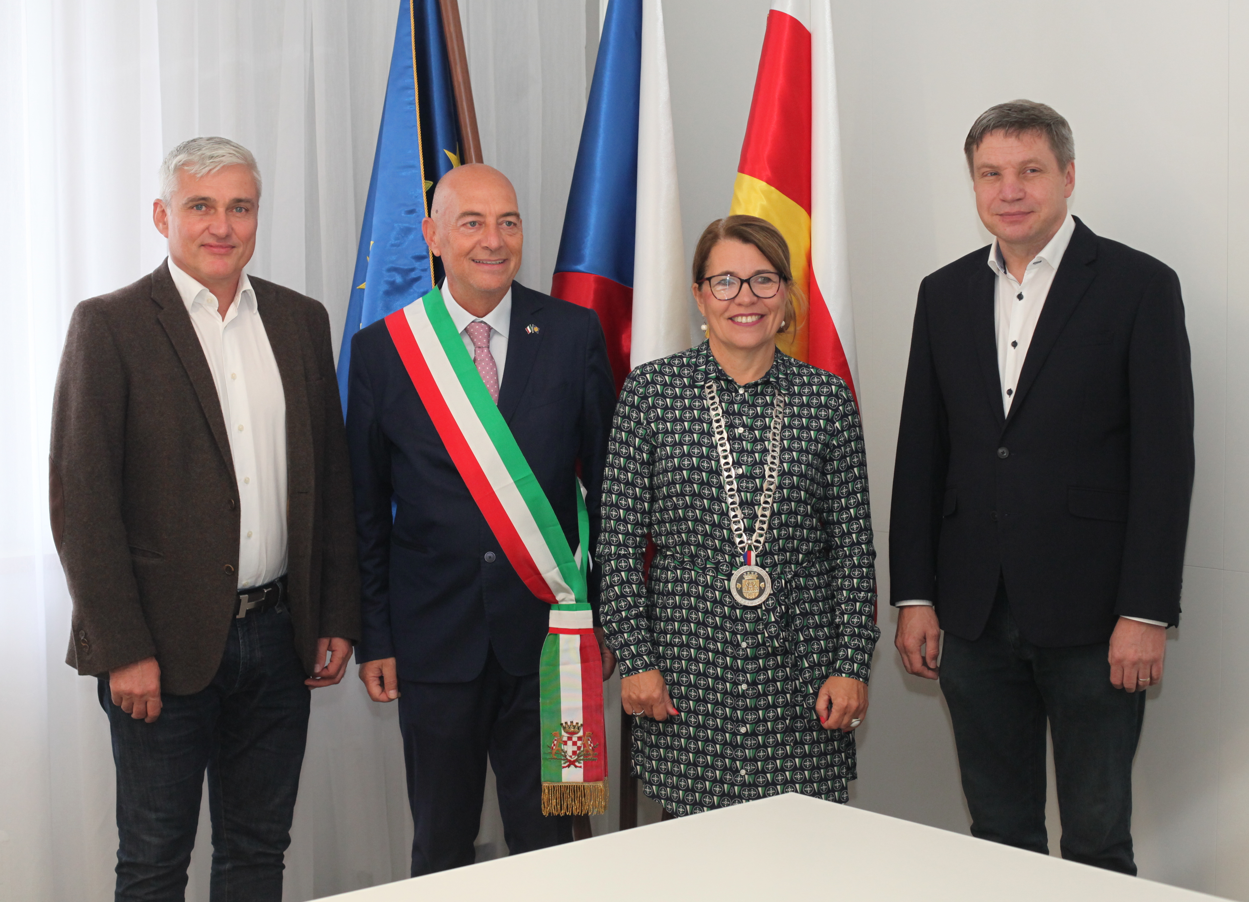 Starostka MČ Praha 5 přijala italskou delegaci z partnerského města Pistoia 1 Italov%C3%A9 na radnici v%C3%BDb%C4%9Br 7