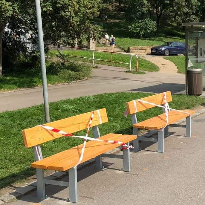 Lavičky se vrací na Prahu 5. Bylo to náročné jednání, ale podařilo se. 1 lavi%C4%8Dky foto