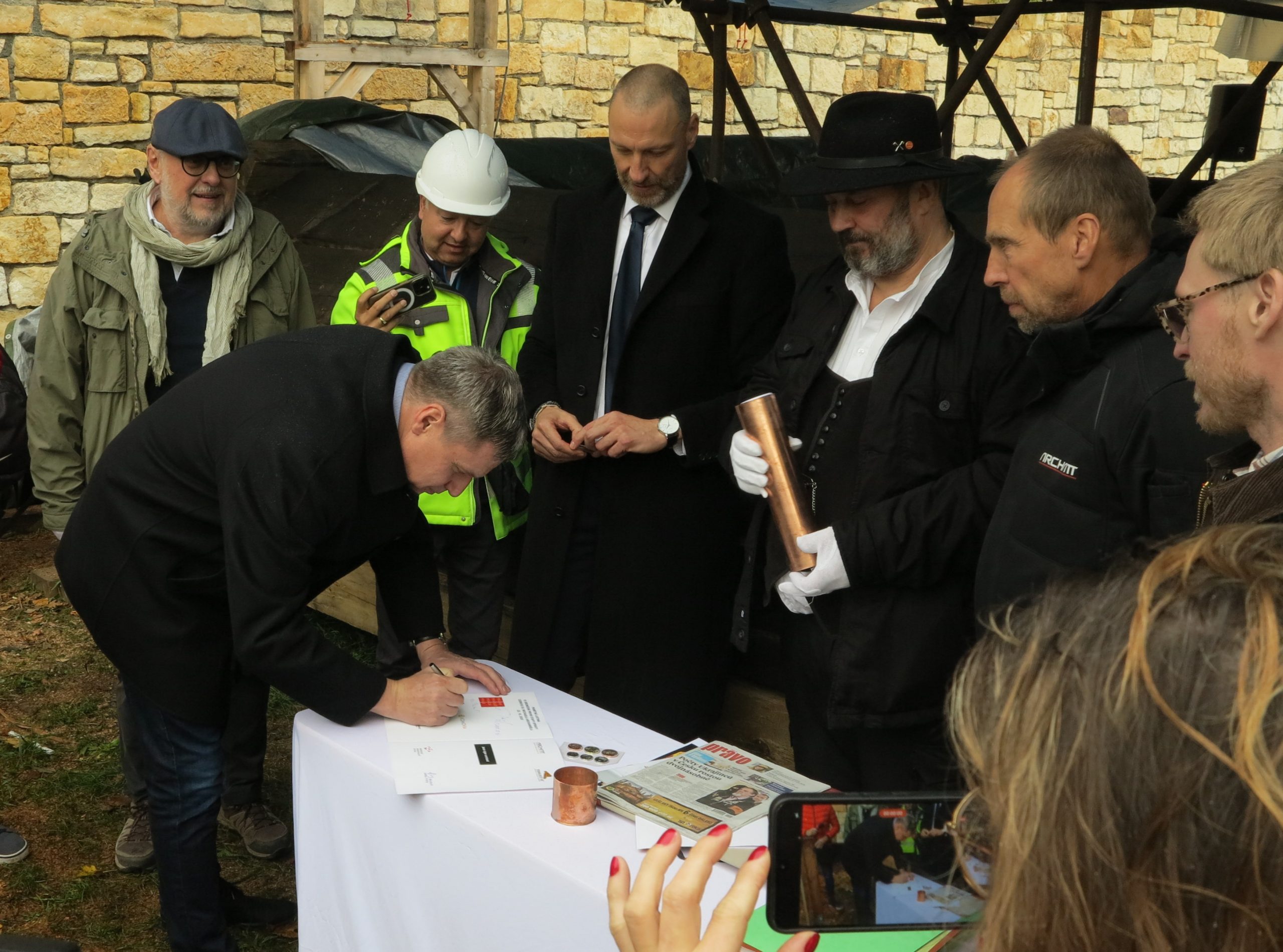 Do časové schránky byly umístěny historické dokumenty či mince 3 Kostel sv. Michaela Ulozeni dobovych dokumentu 12 scaled