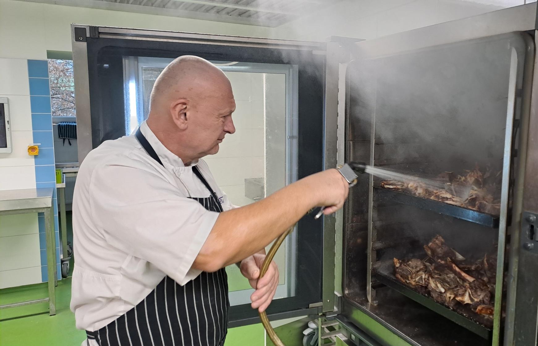 Radní budou servírovat polévku, kuchaři uvaří 200 porcí 2 kuchar2