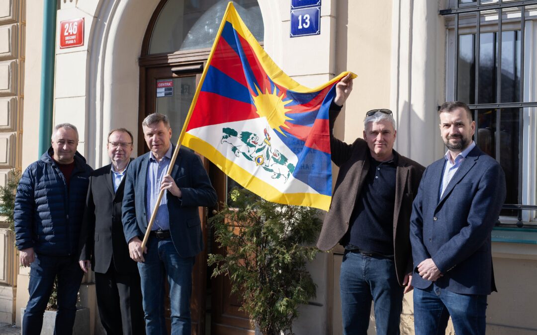 Na radnici zavlaje tibetská vlajka