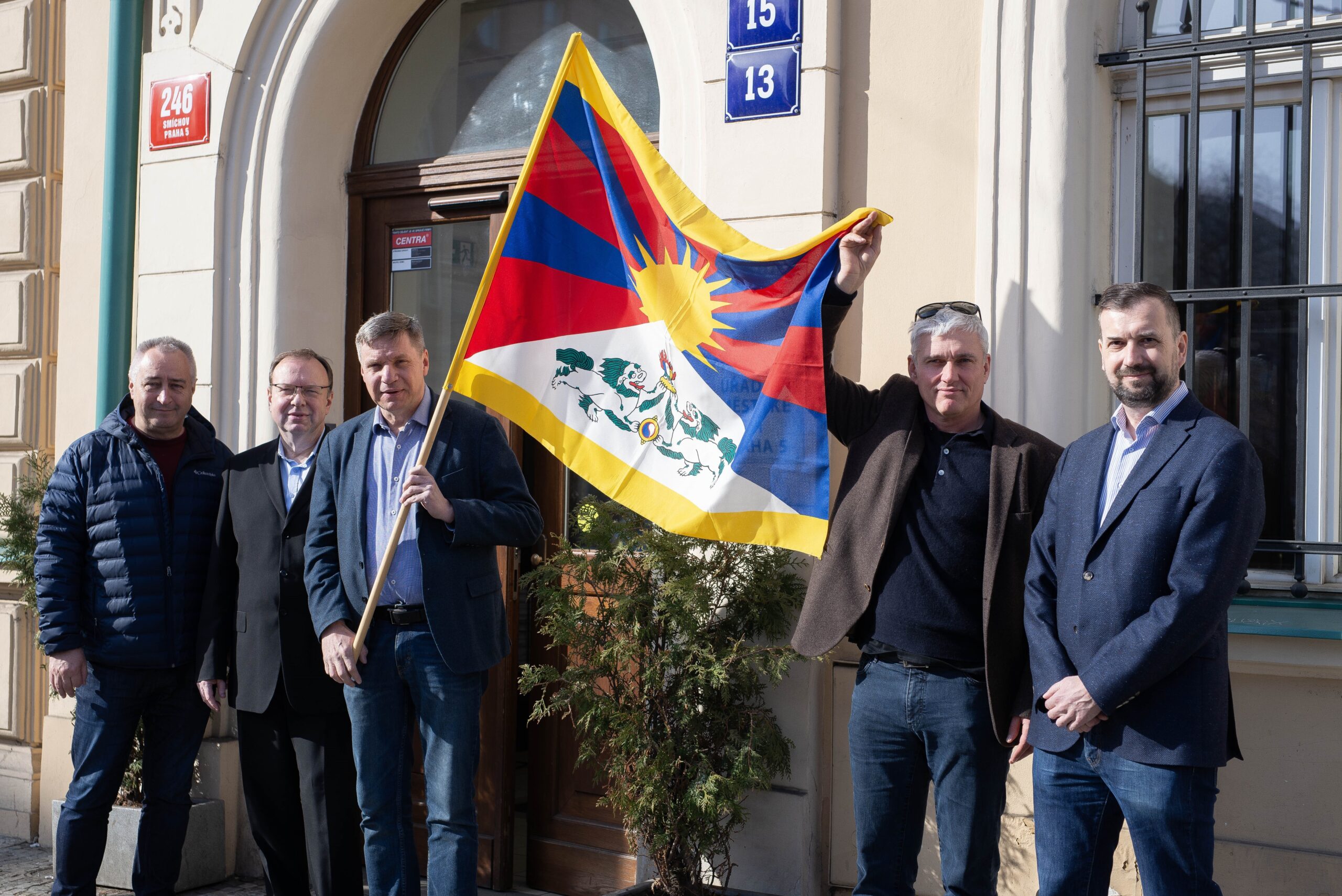 Na radnici zavlaje tibetská vlajka