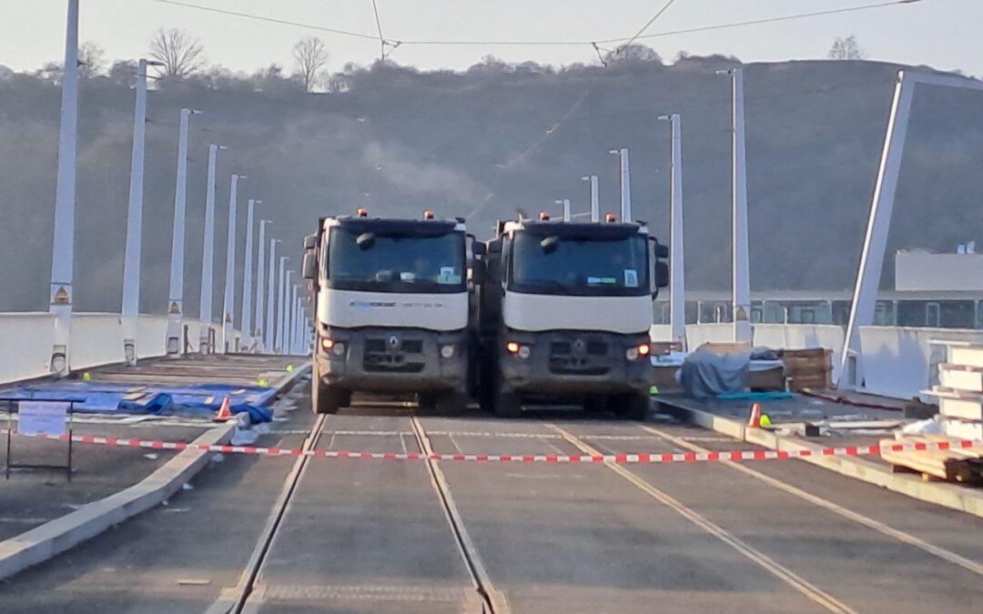 Dvorecký most otevře v dubnu, dnes se konala zatěžovací zkouška