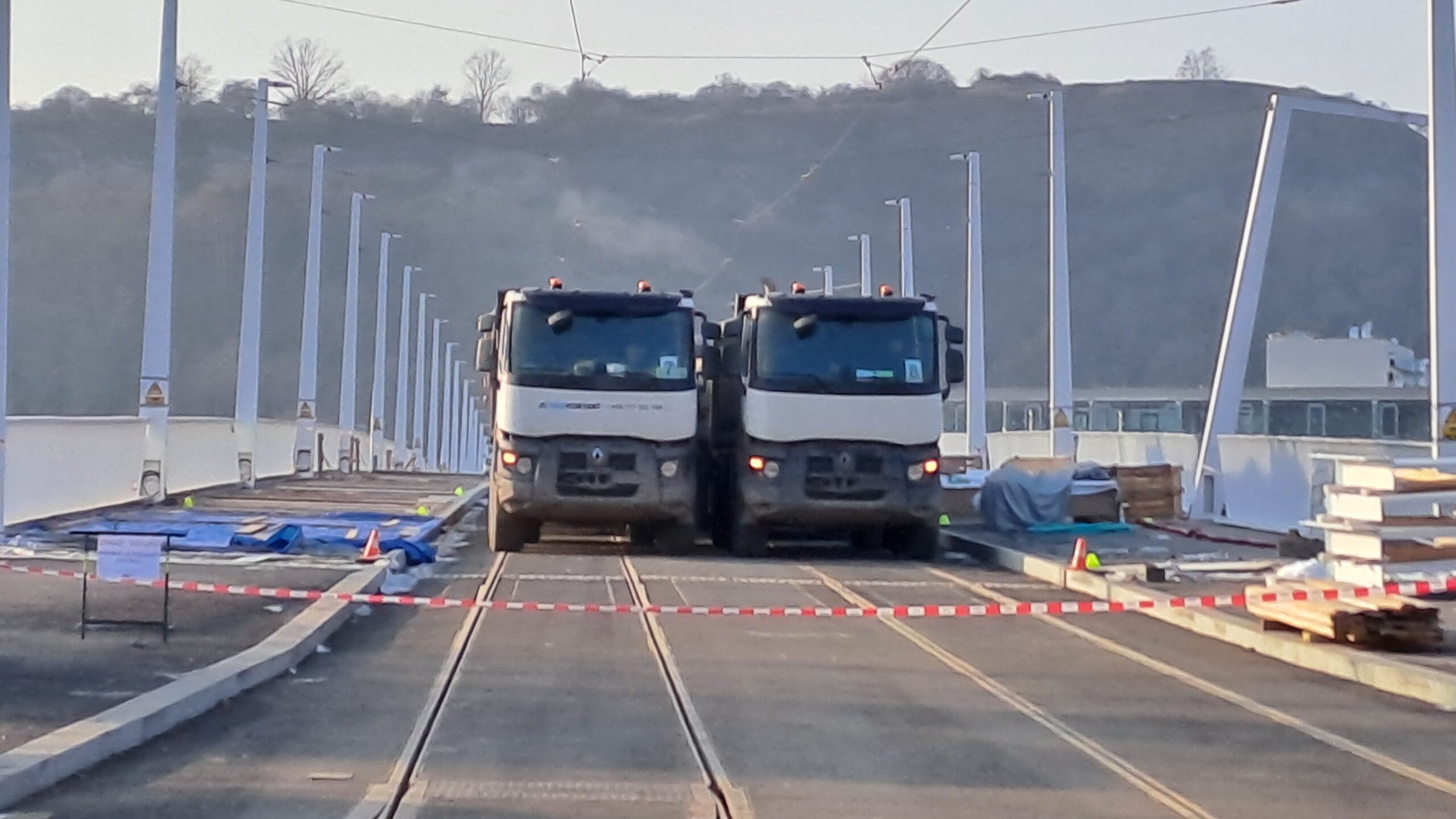 Dvorecký most otevře v dubnu, dnes se konala zatěžovací zkouška