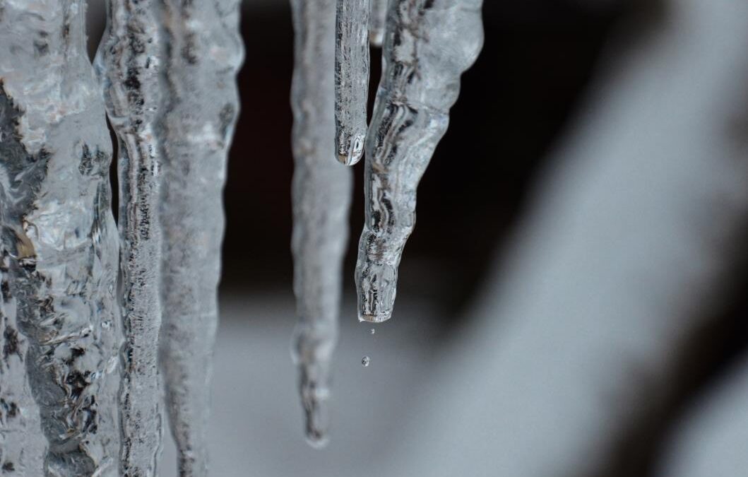 Pozor na padající sníh ze střech