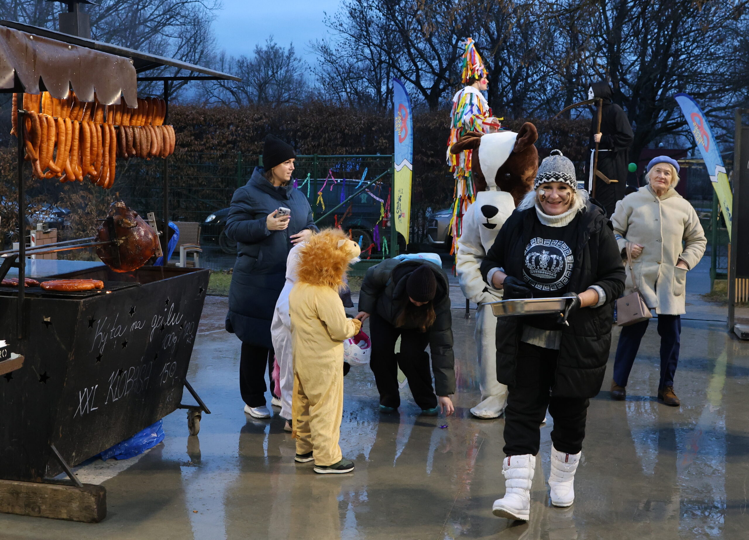 Masky ovládly Hořejší nábřeží