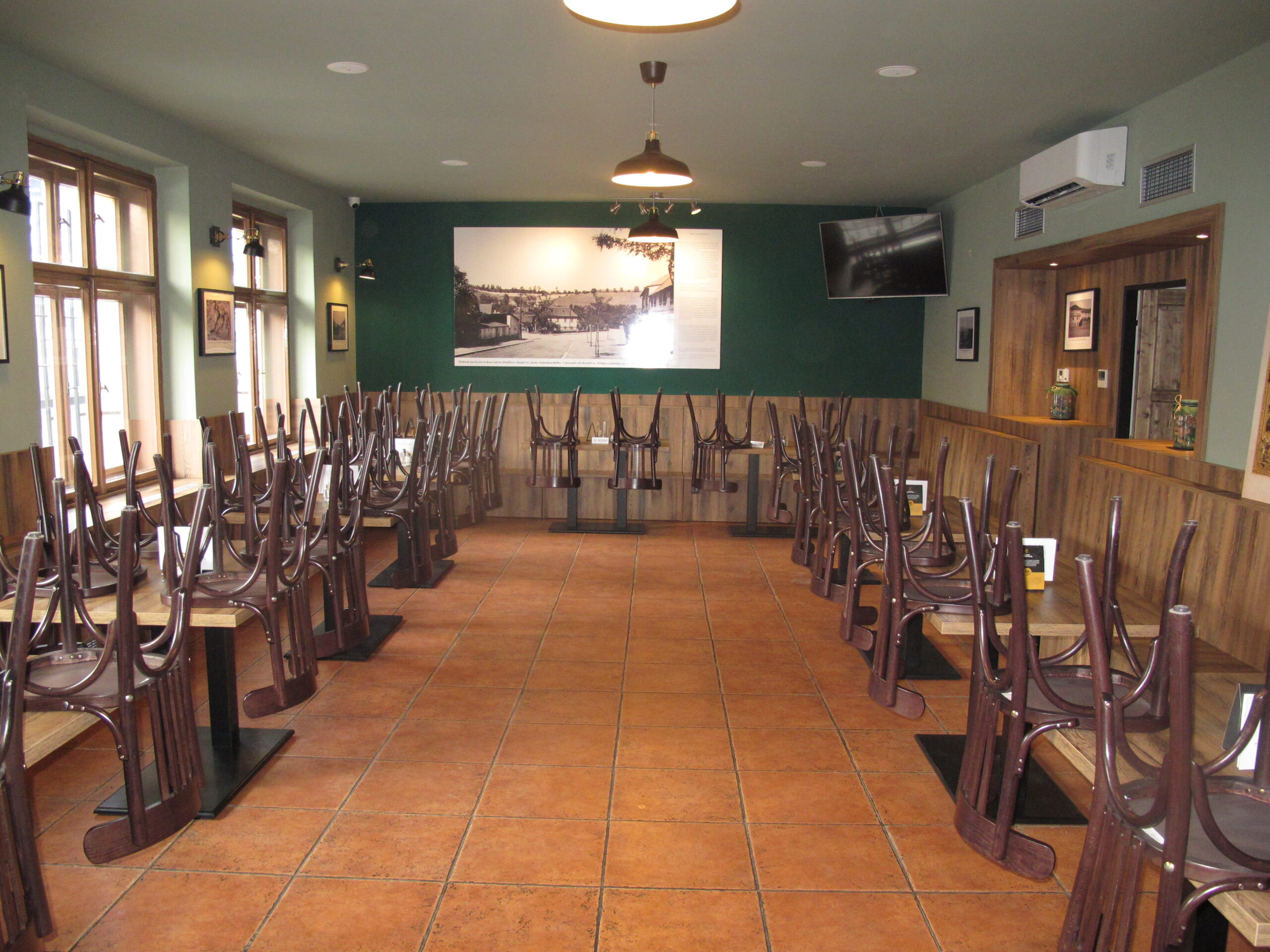 Prostory s restaurací jsou k pronájmu 1 radlicka pronajem 2 scaled