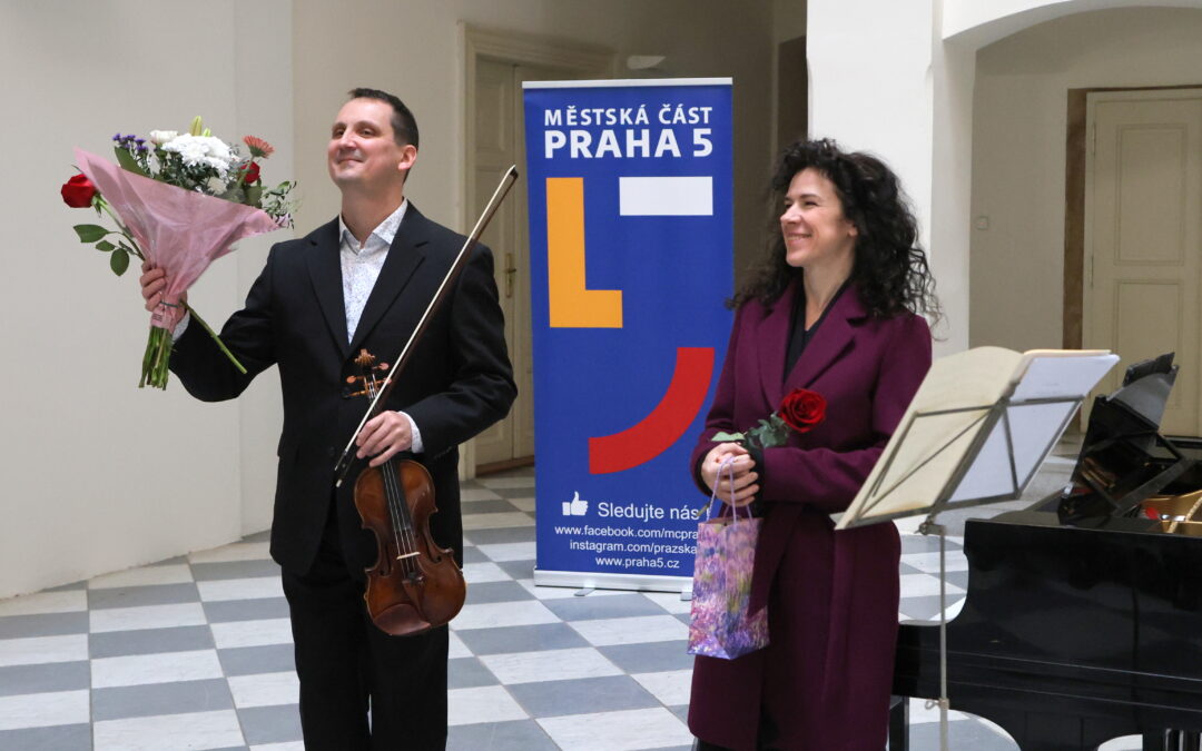 Muzeum hudby rozezněly housle a klavír