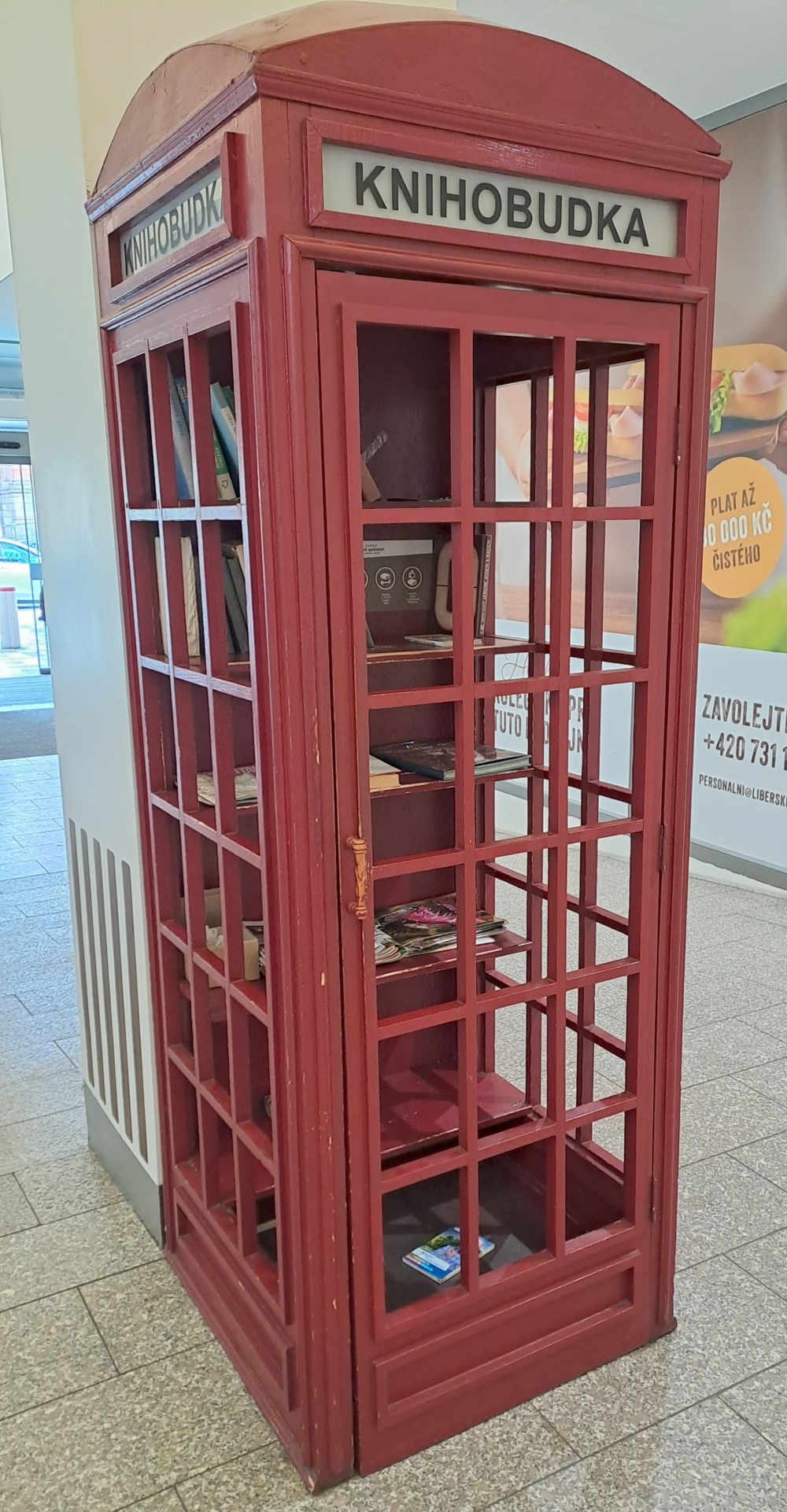 Knihobudka v OC Nový Smíchov bude pokračovat 1 knihobudka 2