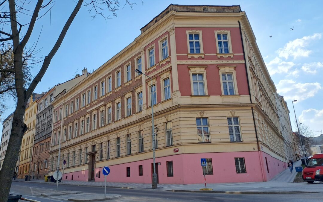 Přestavba budovy pro základní školu zdárně pokračuje