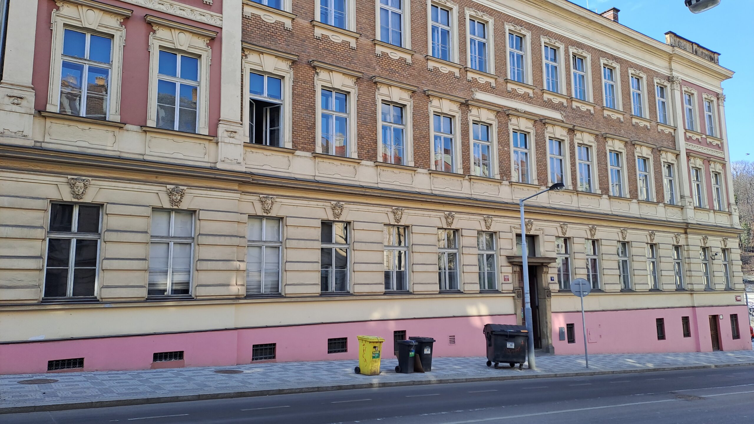 Na adresu U Santošky 17 se vrátí základní škola