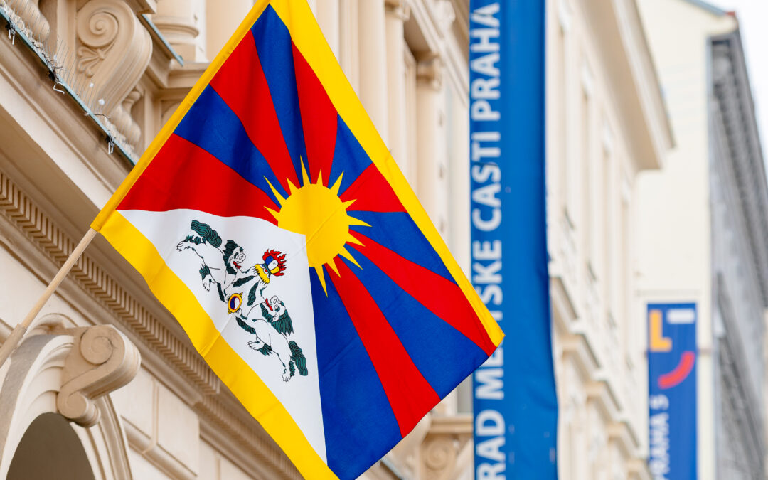 Na radnici Prahy 5 vlaje tibetská vlajka