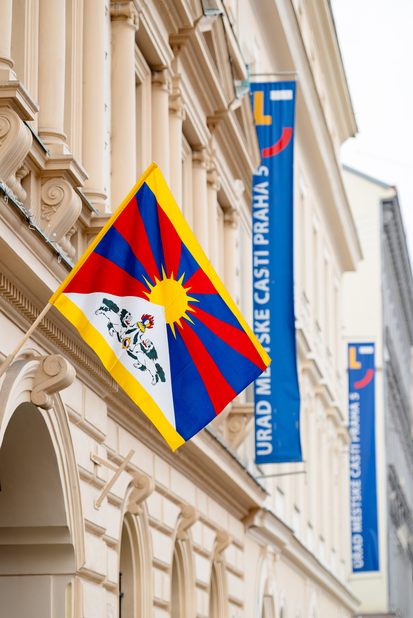 Na radnici Prahy 5 vlaje tibetská vlajka