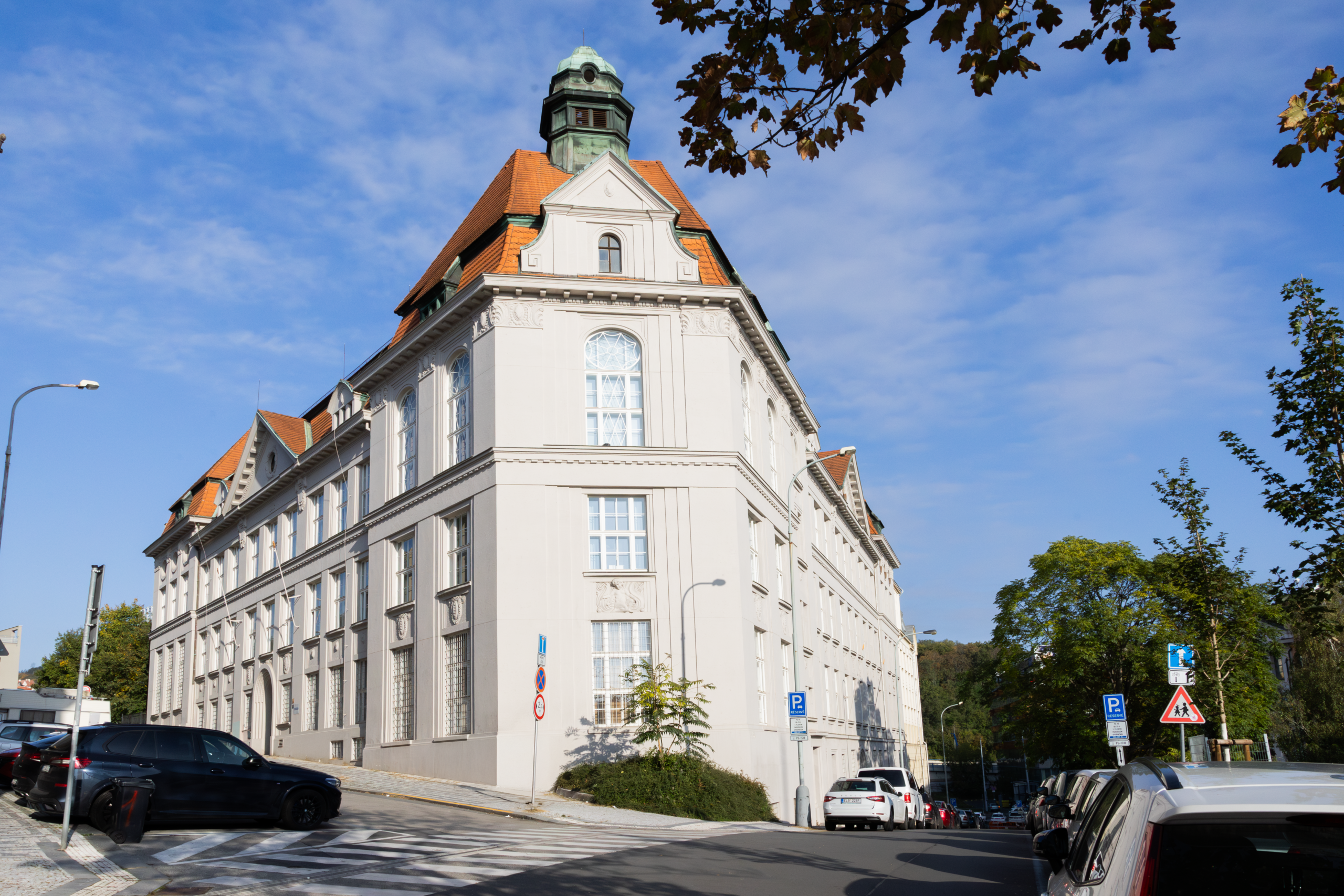 Gymnazium Na Zatlance exterier foto archiv budovy 2 scaled