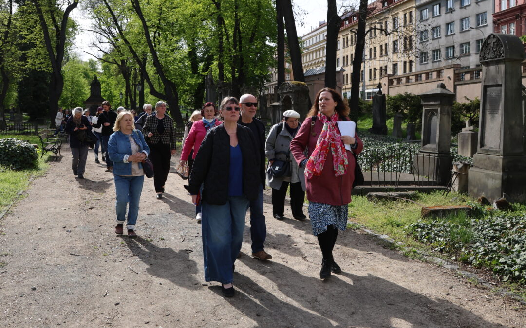 Malostranským hřbitovem po stopách sochařů Maxů