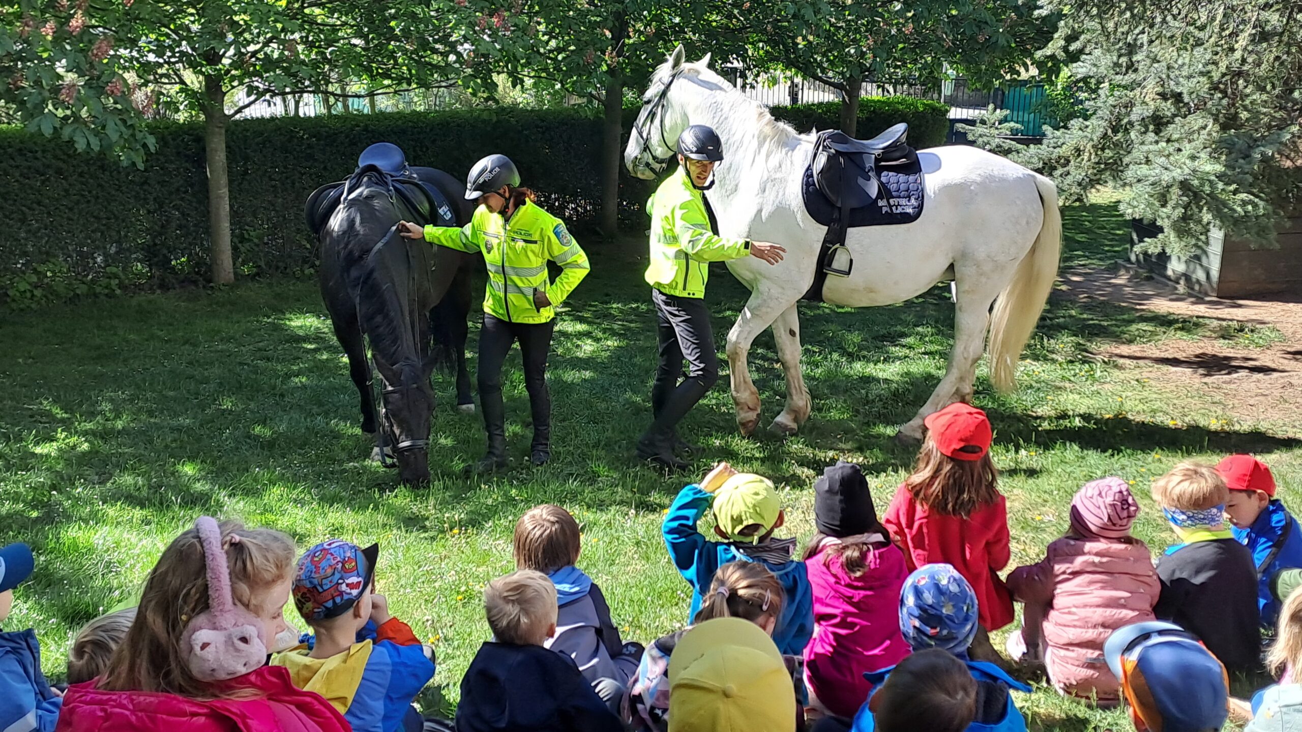 Děti nadchli strážníci s koňmi i technikou
