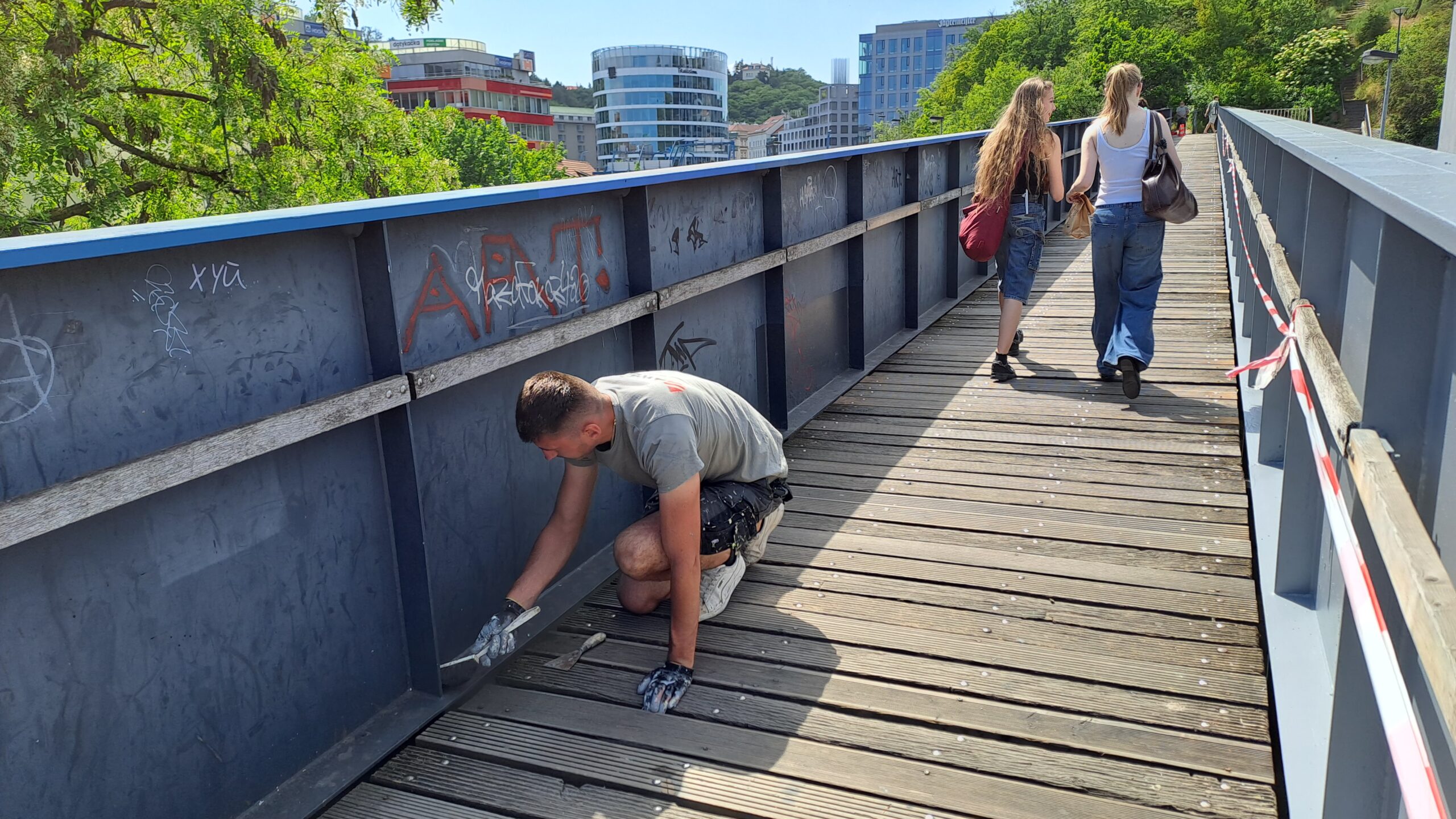 Praha 5 hledá firmu, která bude pokračovat v likvidaci graffiti 1 lavka novy smichov2 scaled