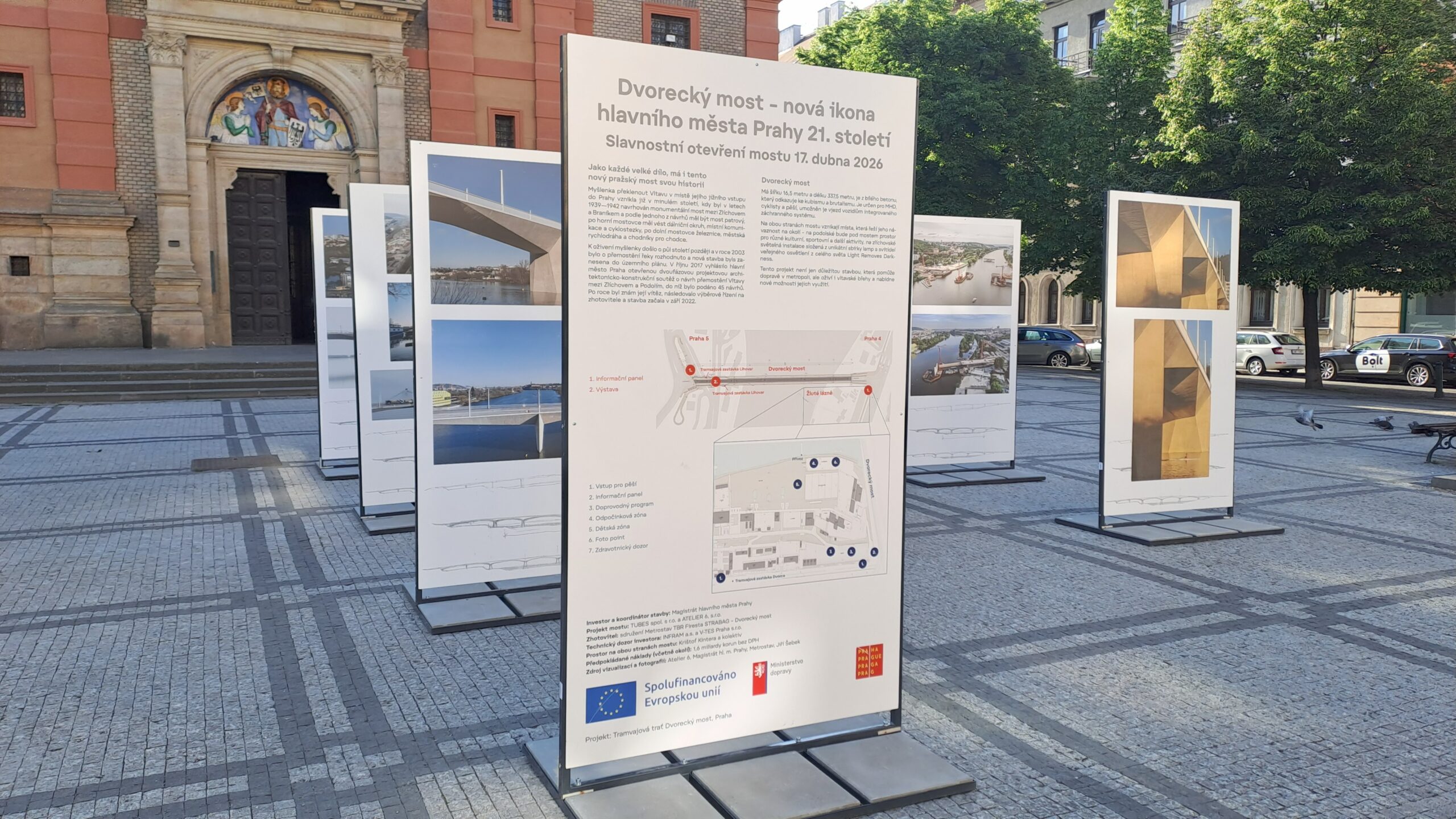 Výstava dává nahlédnout do zákulisí stavby Dvoreckého mostu