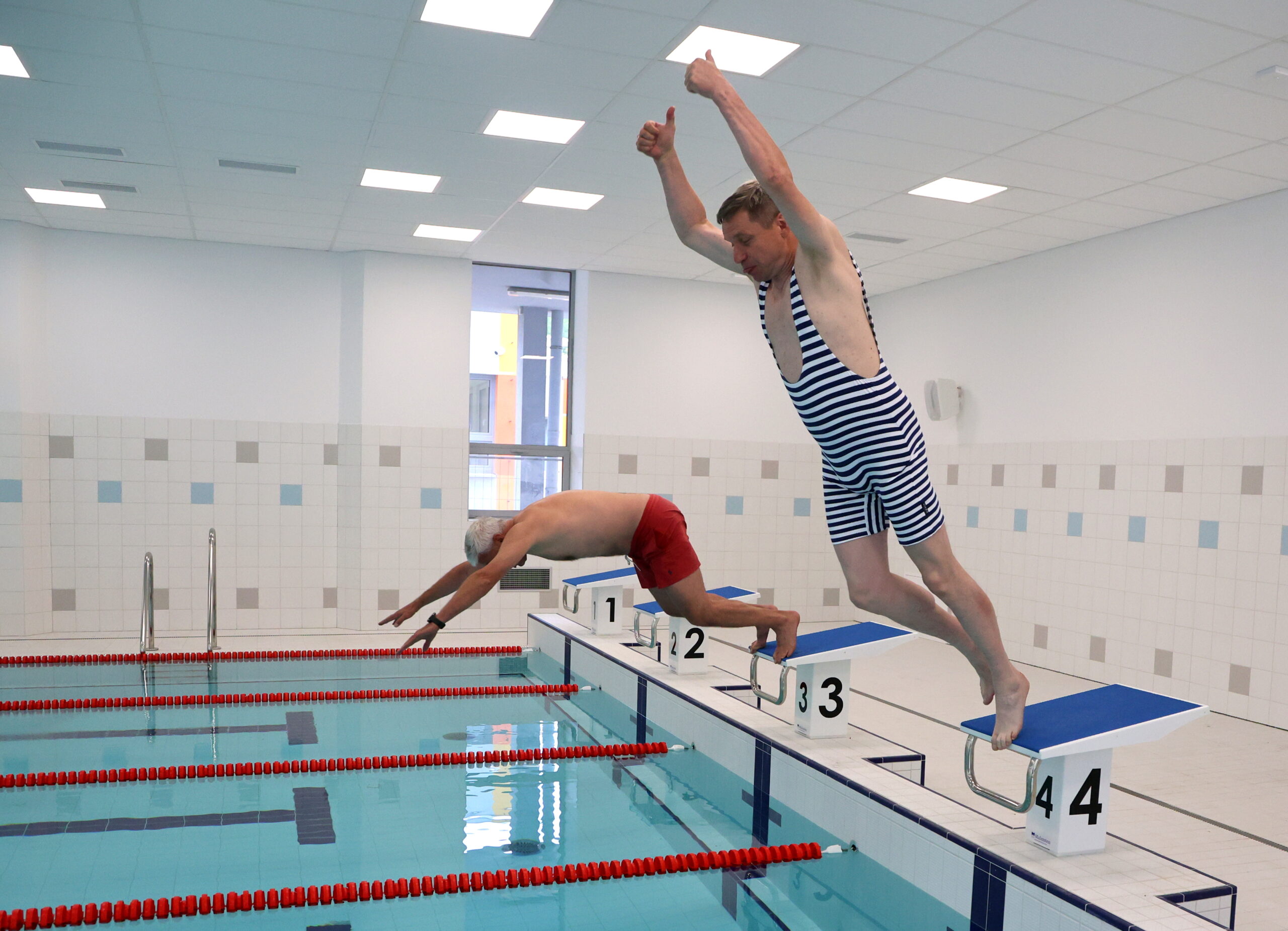 Bazén v ZŠ Weberova už je napuštěný 2 Bazen ZS Weberova starosta a D. Dusek 7 scaled