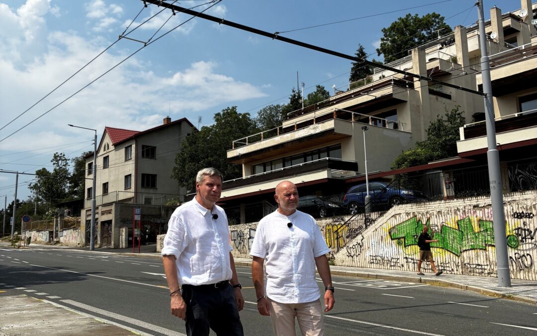 Hluk z vytuněných aut Na Hřebenkách trápí obyvatele. MČ Praha 5 žádá o úsekové měření rychlosti