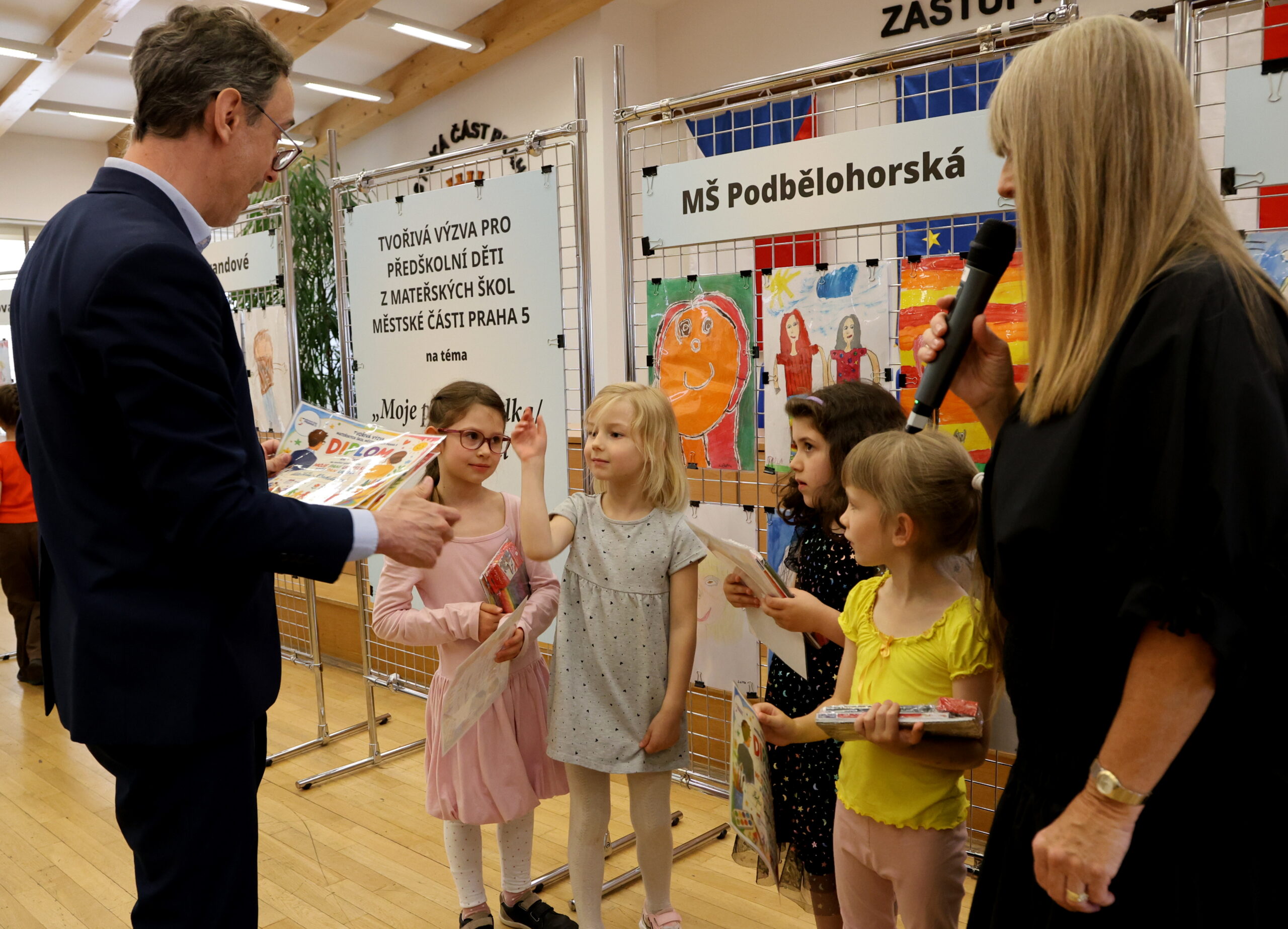 Děti si za svoje obrázky převzaly ceny