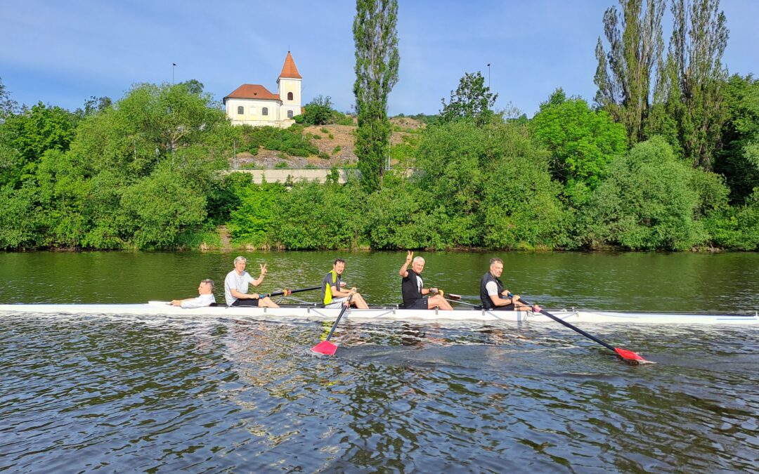 Legendární veslařský souboj na Vltavě, síly změří radniční čtyřka