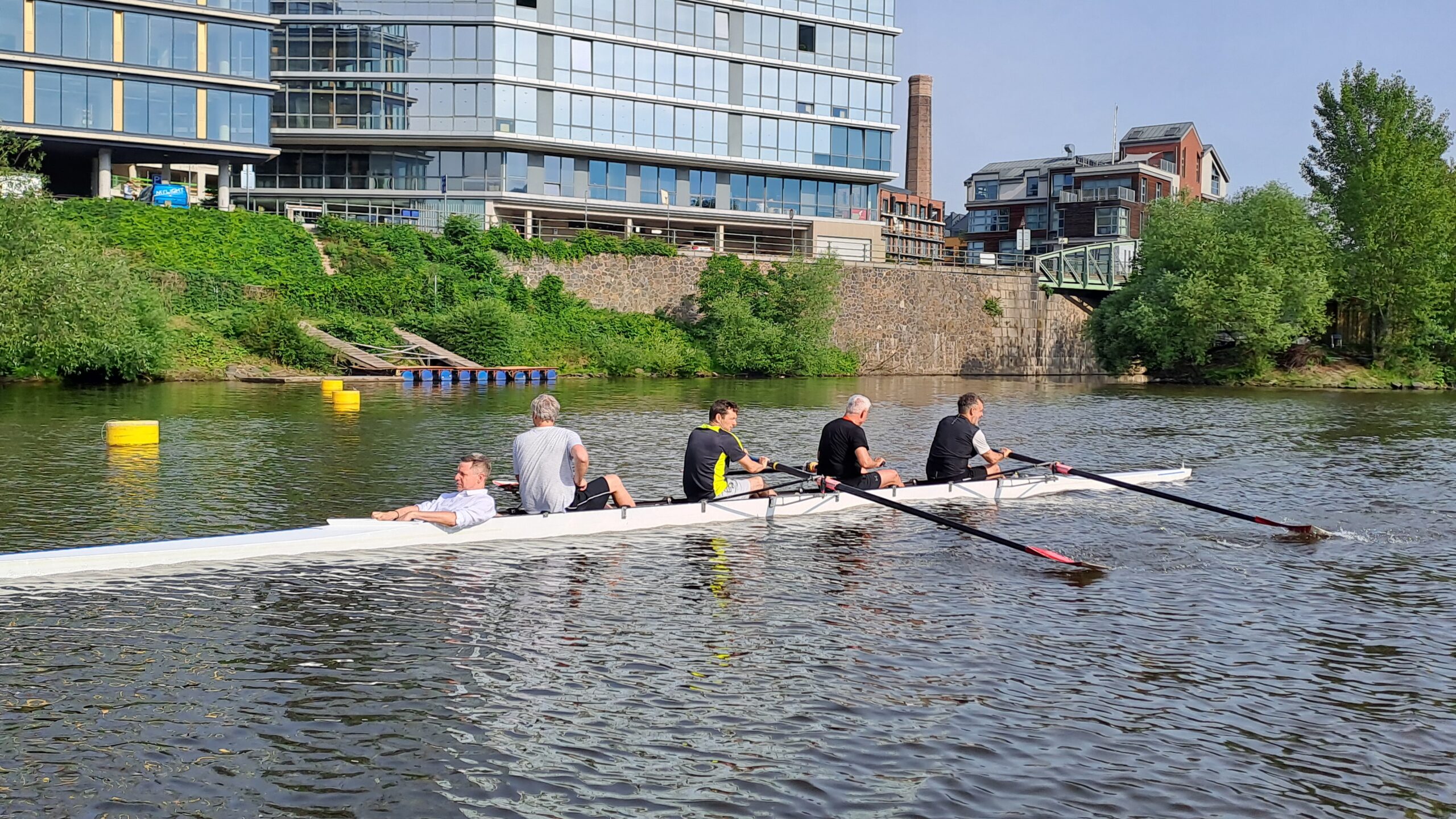 Legendární veslařský souboj na Vltavě, síly změří radniční čtyřka 2 lode 3 scaled