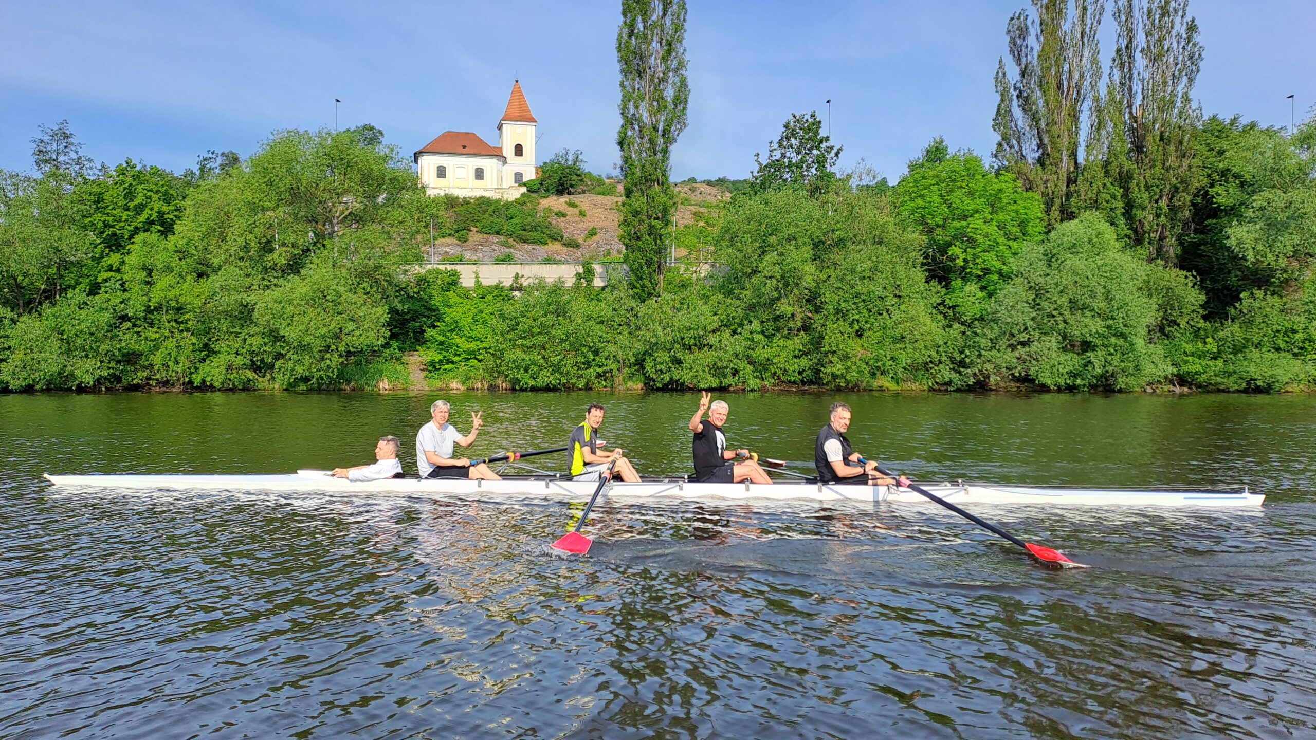 Legendární veslařský souboj na Vltavě, síly změří radniční čtyřka