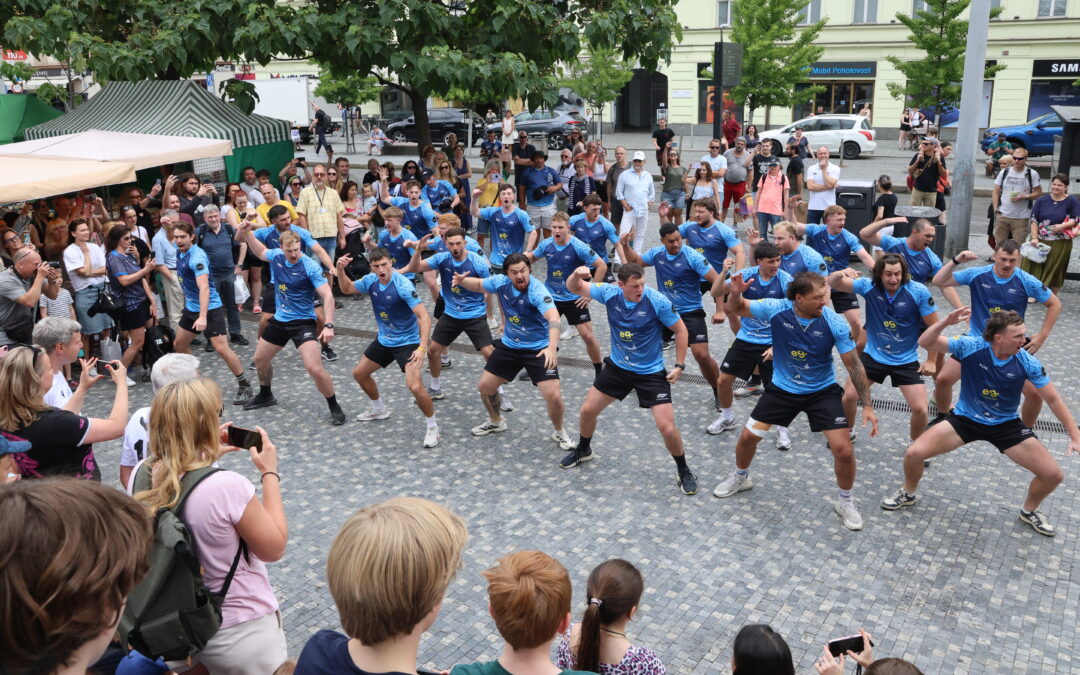 Pražský Anděl rozezněla legendární Haka. Novozélandská ragbyová tradice dorazila na Prahu 5