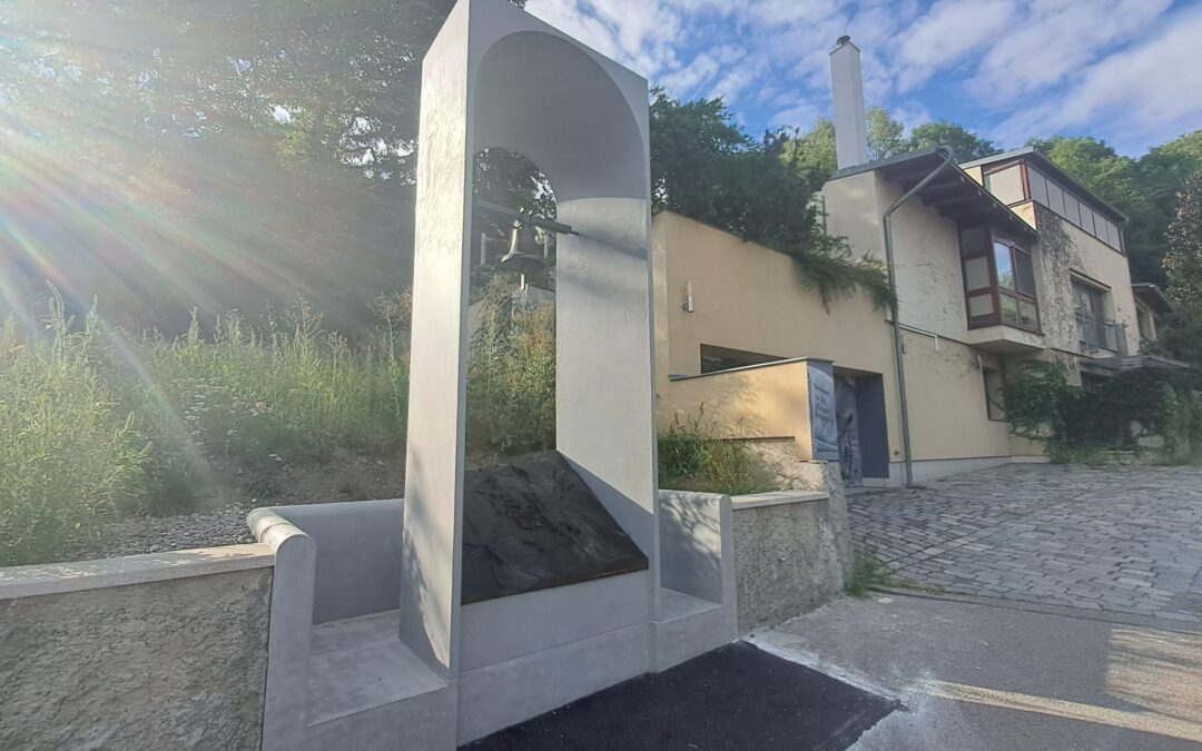 V Hlubočepech stojí nová zvonička