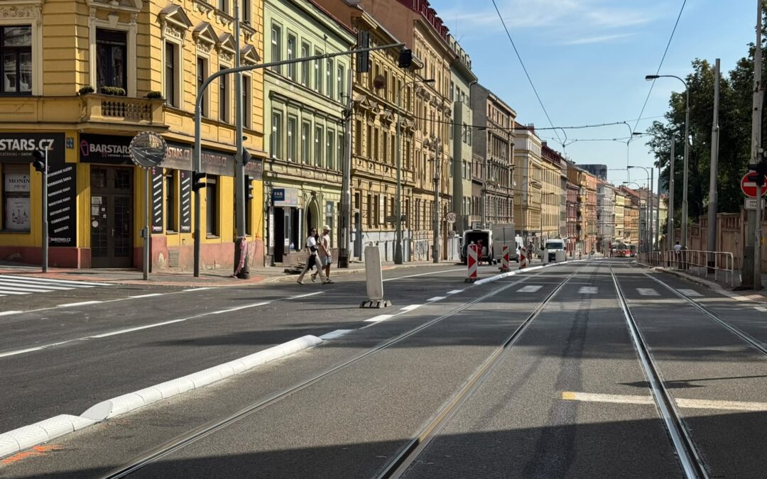 Rekonstrukce Plzeňské končí: obnova provozu začne v pátek večer