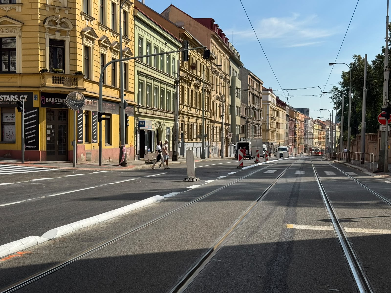 Rekonstrukce Plzeňské končí: obnova provozu začne v pátek večer