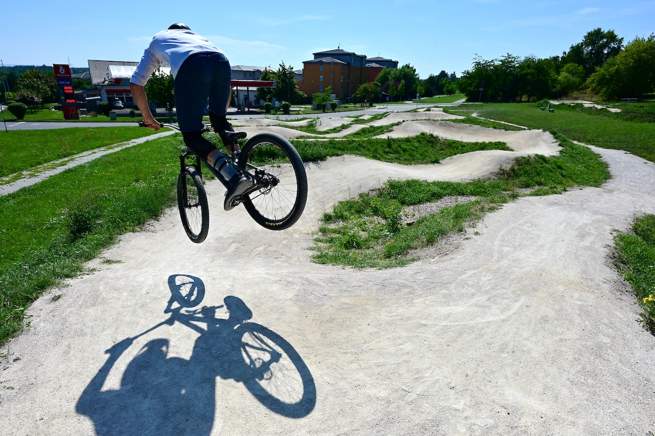 Na Barrandově se buduje pumptrack 3 pumtrack