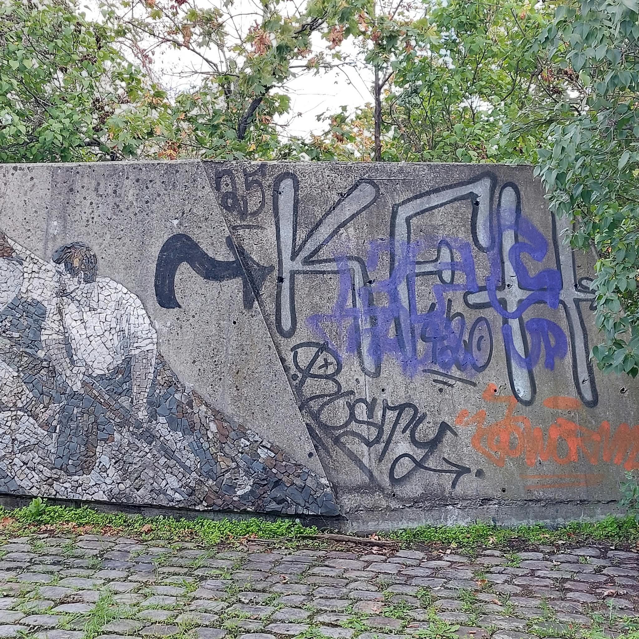 pomnik pred opravou